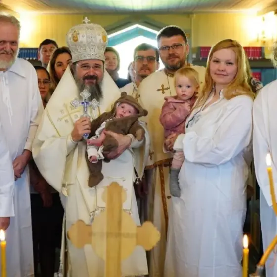 Episcopul Macarie a botezat la Ortodoxie o întreagă familie anglo-norvegiană în Duminica părinților și copiilor