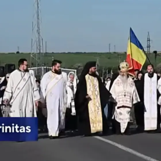 IPS Teodosie, slujbe pentru Mihai Eminescu. Apoi a mers în procesiune de 5 km pentru Sfinții Români, de la Canalul Dunăre - Marea Neagră la ctitoria Părintelui Iustin de la Poarta Albă - Galeșu