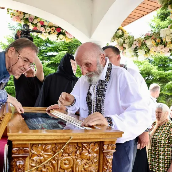 Poza anului în România: Tatăl Sfintei Elisabeta de la Pasărea, Vasile Lazăr, se închină moaștelor fiicei sale...